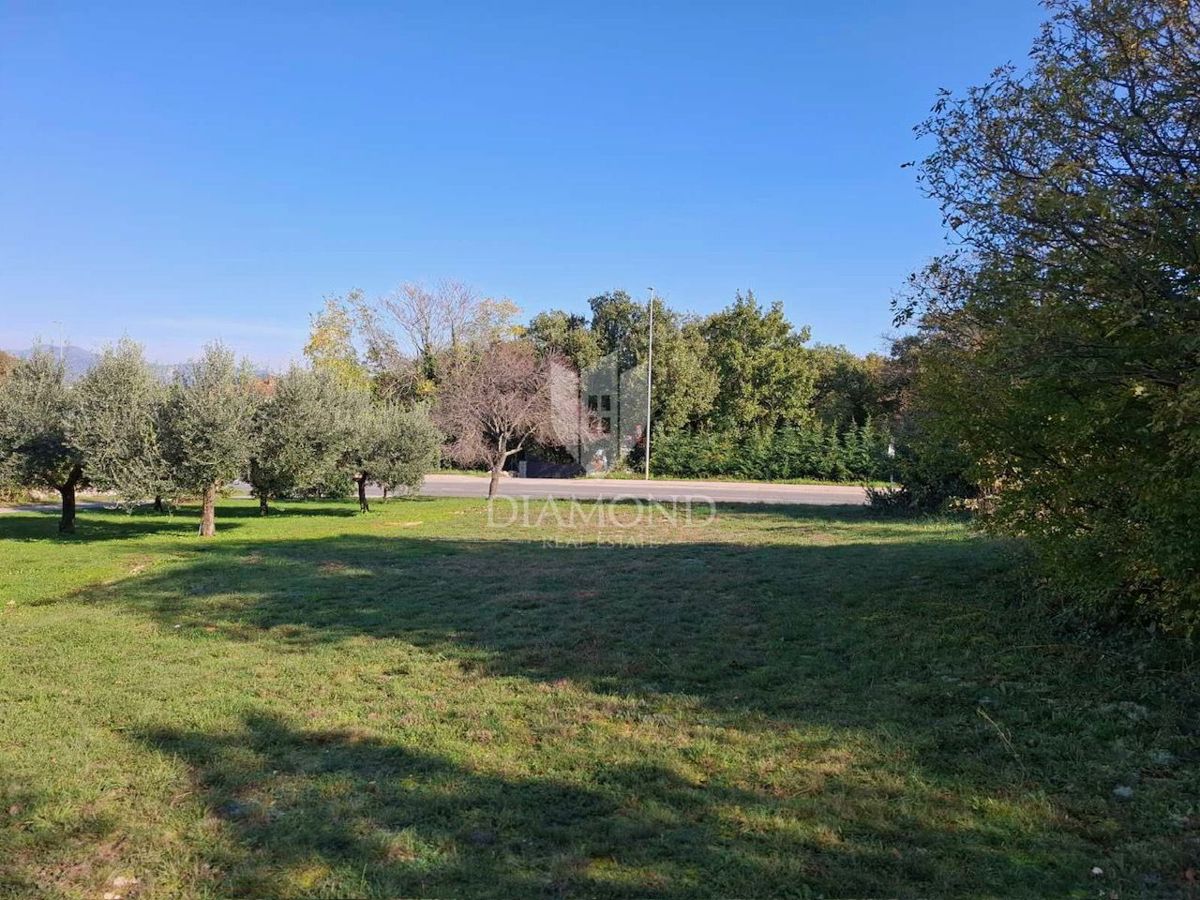 GRADBENO ZEMLJIŠČE, 2 KM OD LABINA