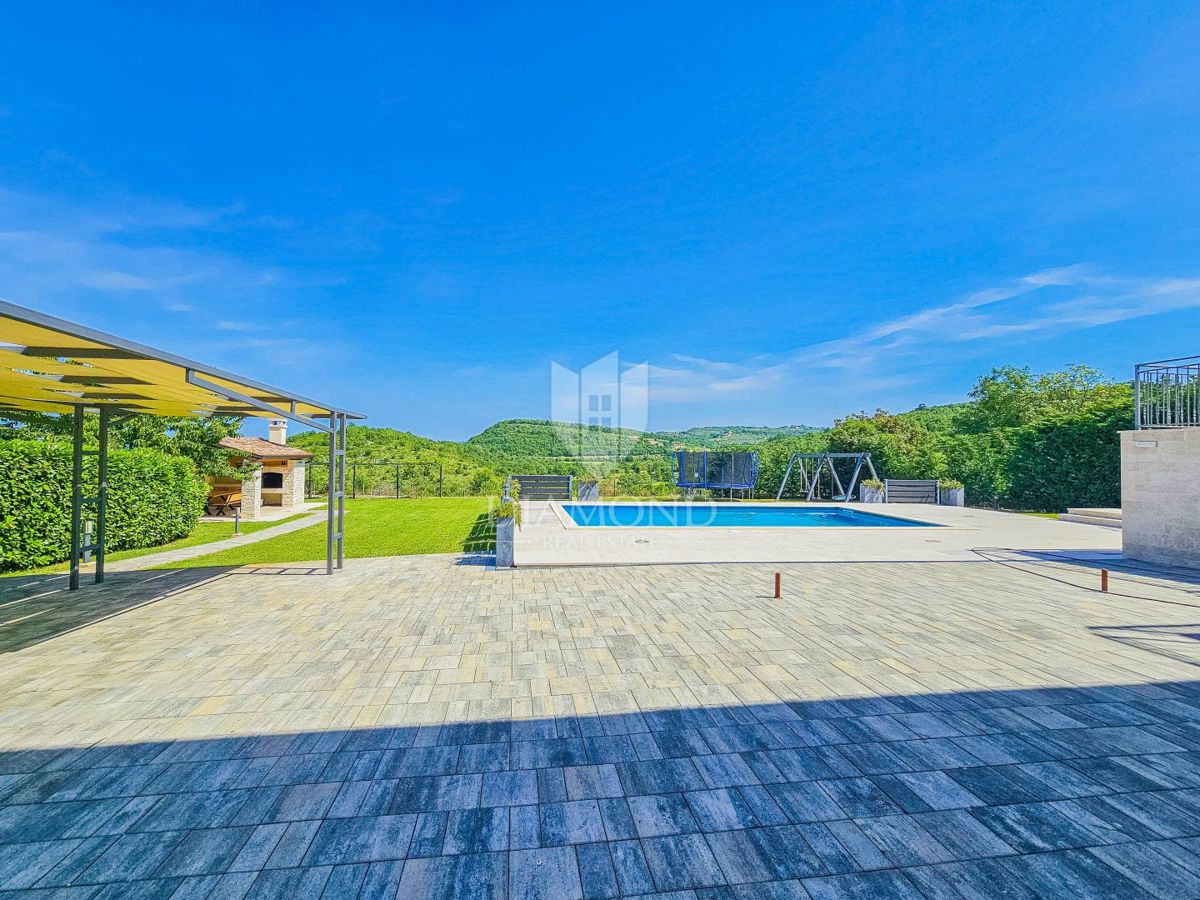Momjan, idilična vila s panoramskim razgledom!