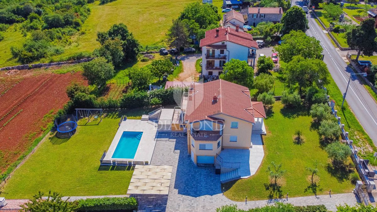 Momjan, idilična vila s panoramskim razgledom!