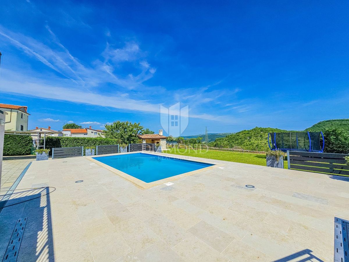 Momjan, idilična vila s panoramskim razgledom!