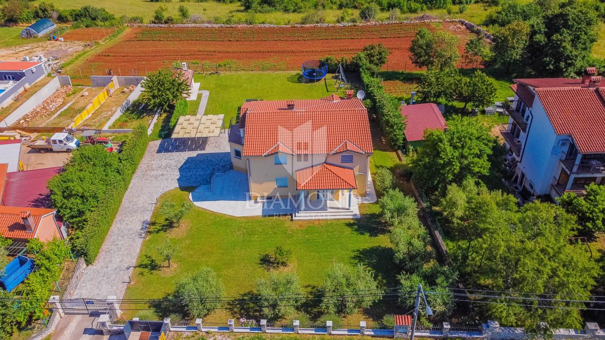 Momjan, idilična vila s panoramskim razgledom!