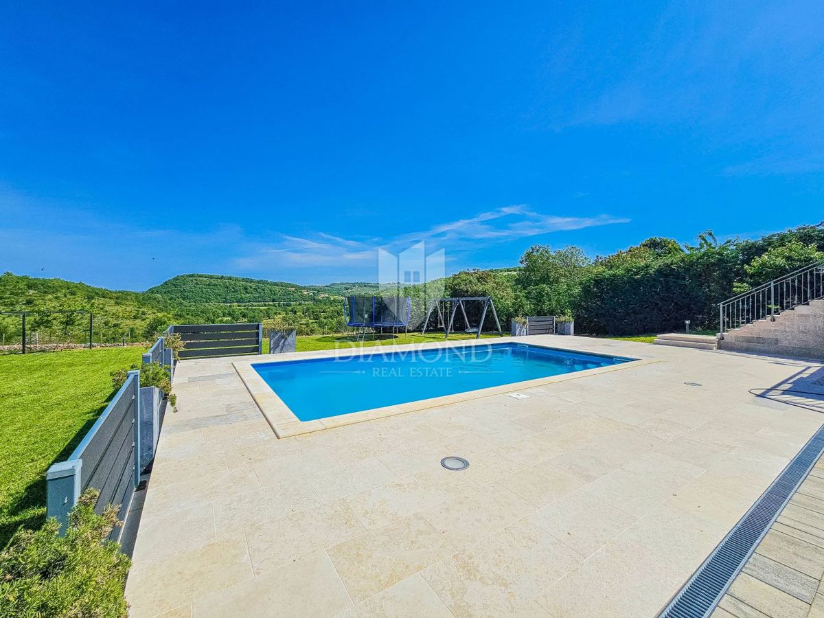 Momjan, idilična vila s panoramskim razgledom!