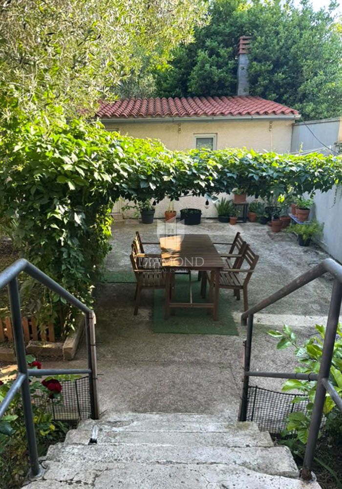 Pula, center, avstro-ogrska vila z dvema stanovanjema