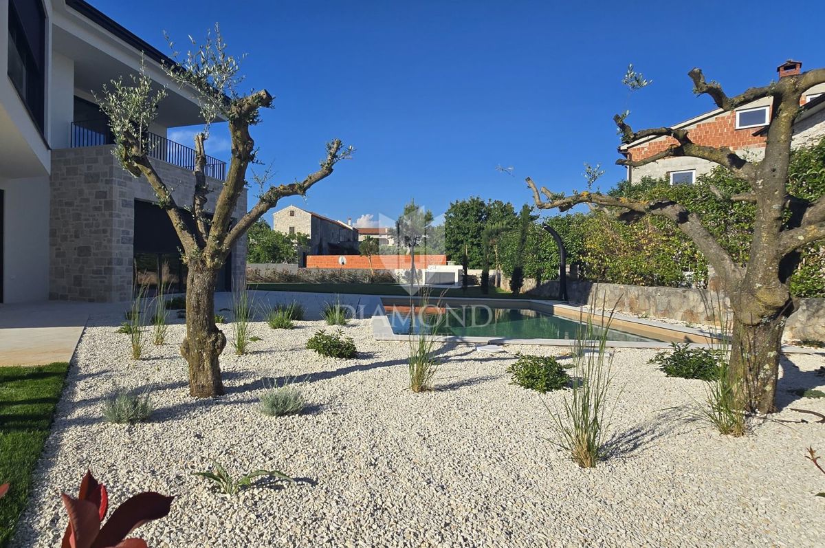 Okolica Poreča – Idilična Moderna Vila z Istrskim Pridihom
