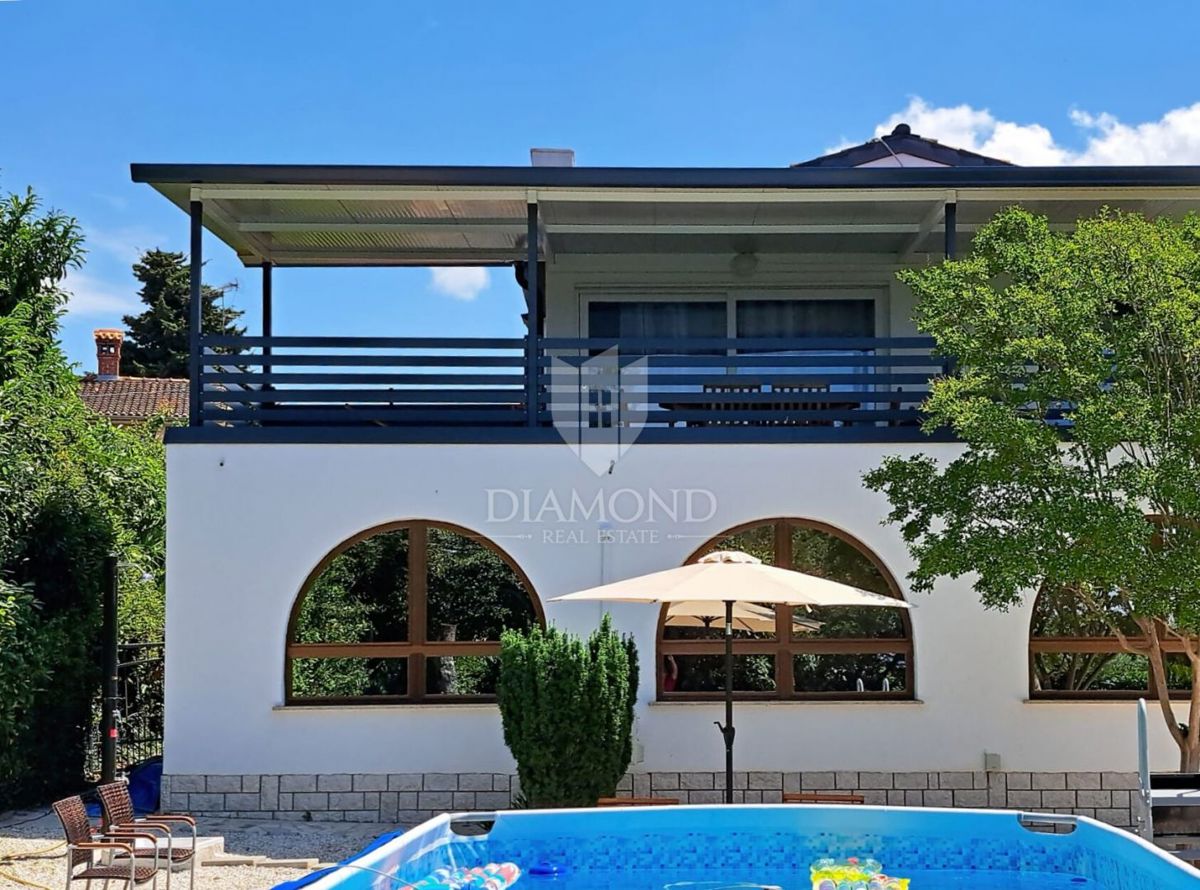 Poreč, okolica, prostorna hiša na iskani lokaciji