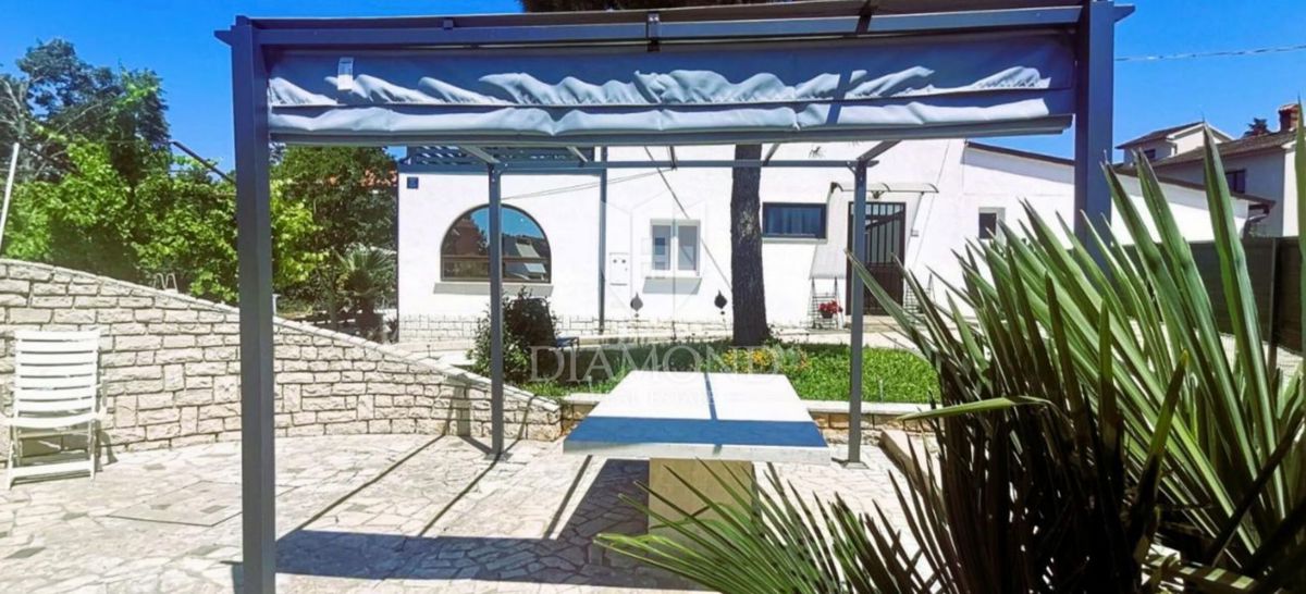 Poreč, okolica, prostorna hiša na iskani lokaciji