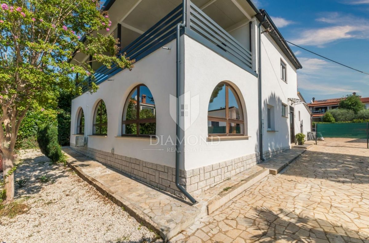 Poreč, okolica, prostorna hiša na iskani lokaciji