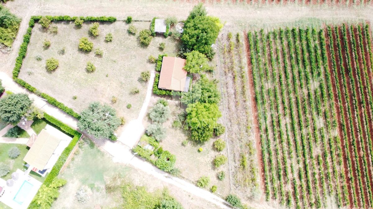 Poreč okolica – hiša s prostornim zemljiščem v mirnem okolju
