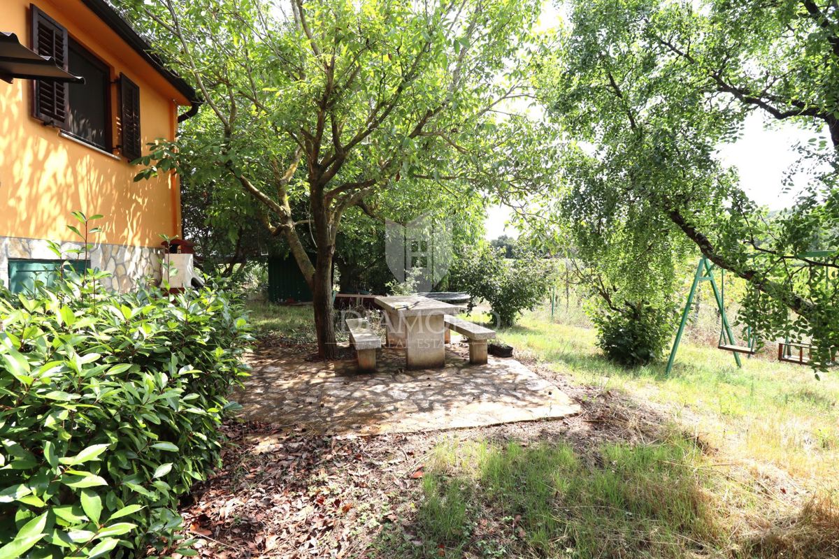 Poreč okolica – hiša s prostornim zemljiščem v mirnem okolju