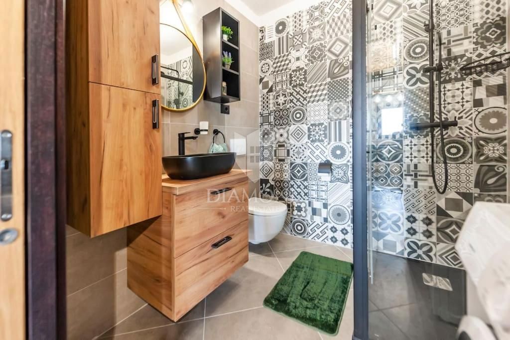 EKSKLUZIVNO pri Diamond! Apartma v Rovinju na iskani lokaciji