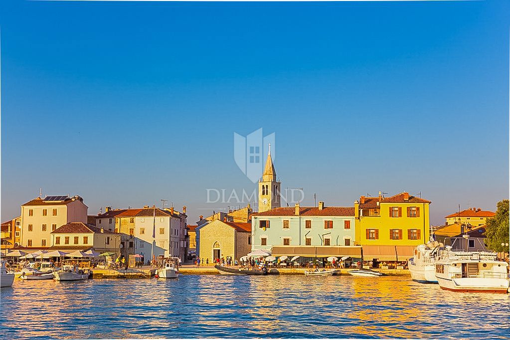 PRILOŽNOST! Nova hiša z bazenom v bližini Fažane