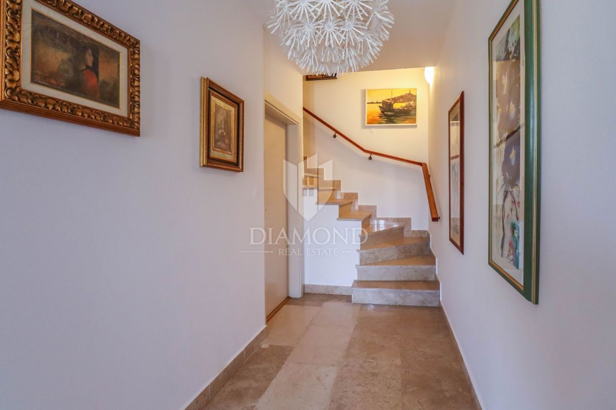 Stanovanje za prenovo in garsonjera v bližini centra Rovinja