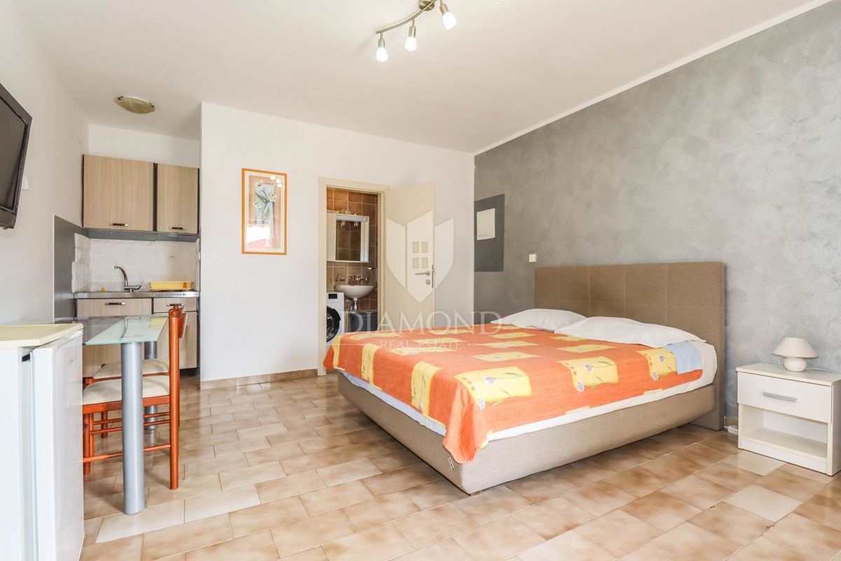 Stanovanje za prenovo in garsonjera v bližini centra Rovinja