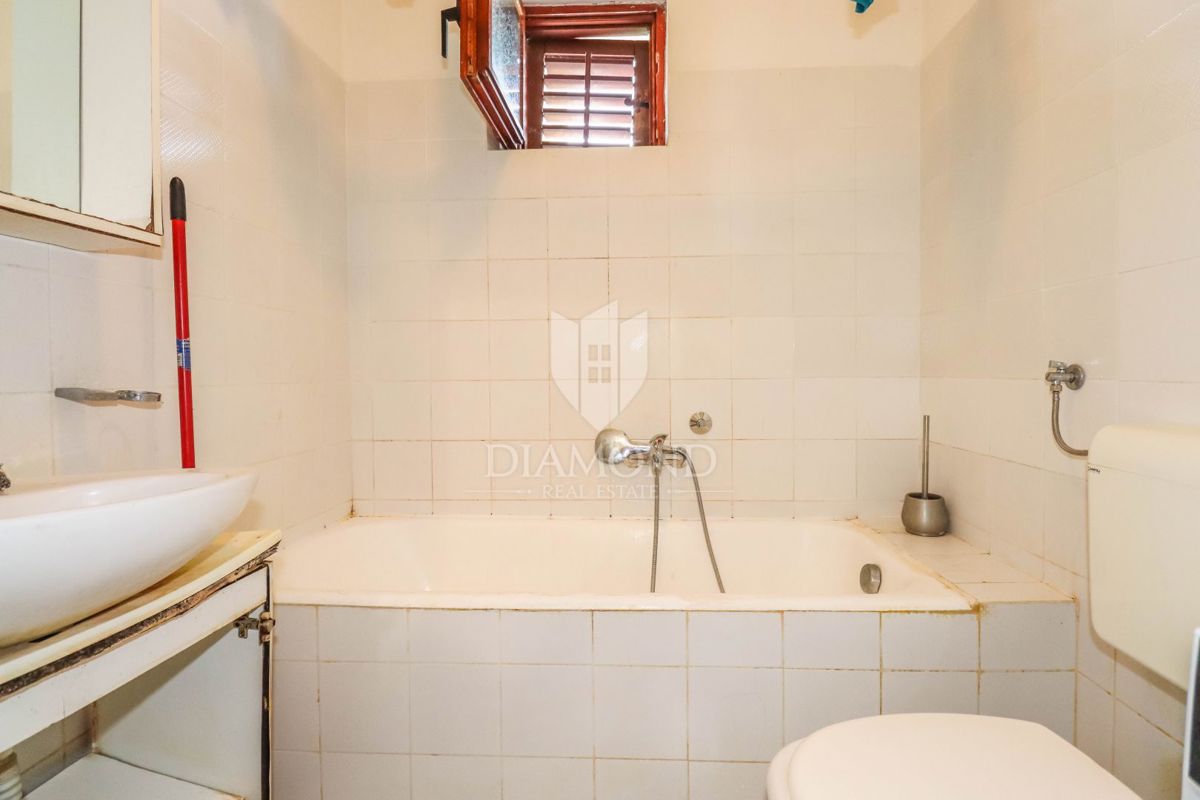 Stanovanje za prenovo in garsonjera v bližini centra Rovinja