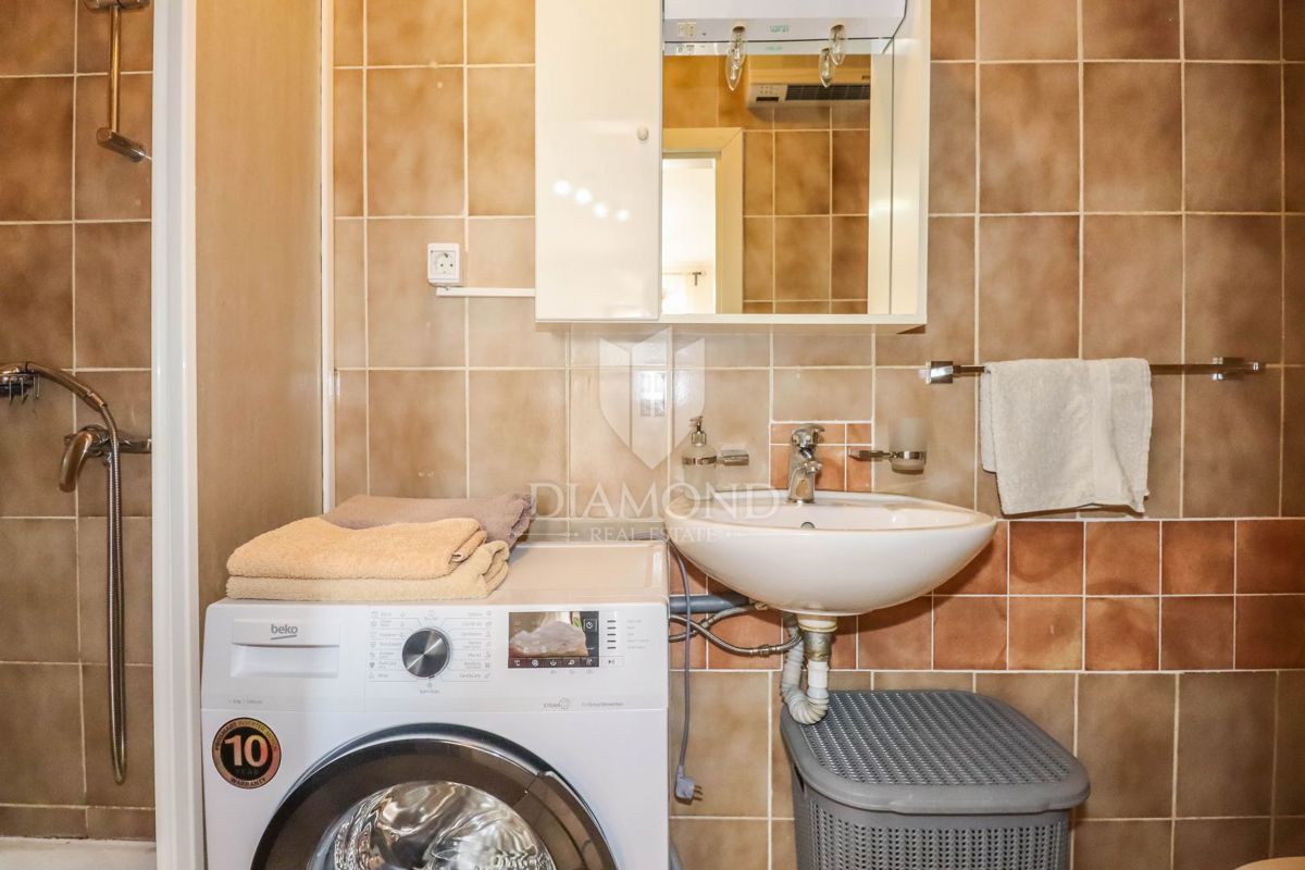 Stanovanje za prenovo in garsonjera v bližini centra Rovinja