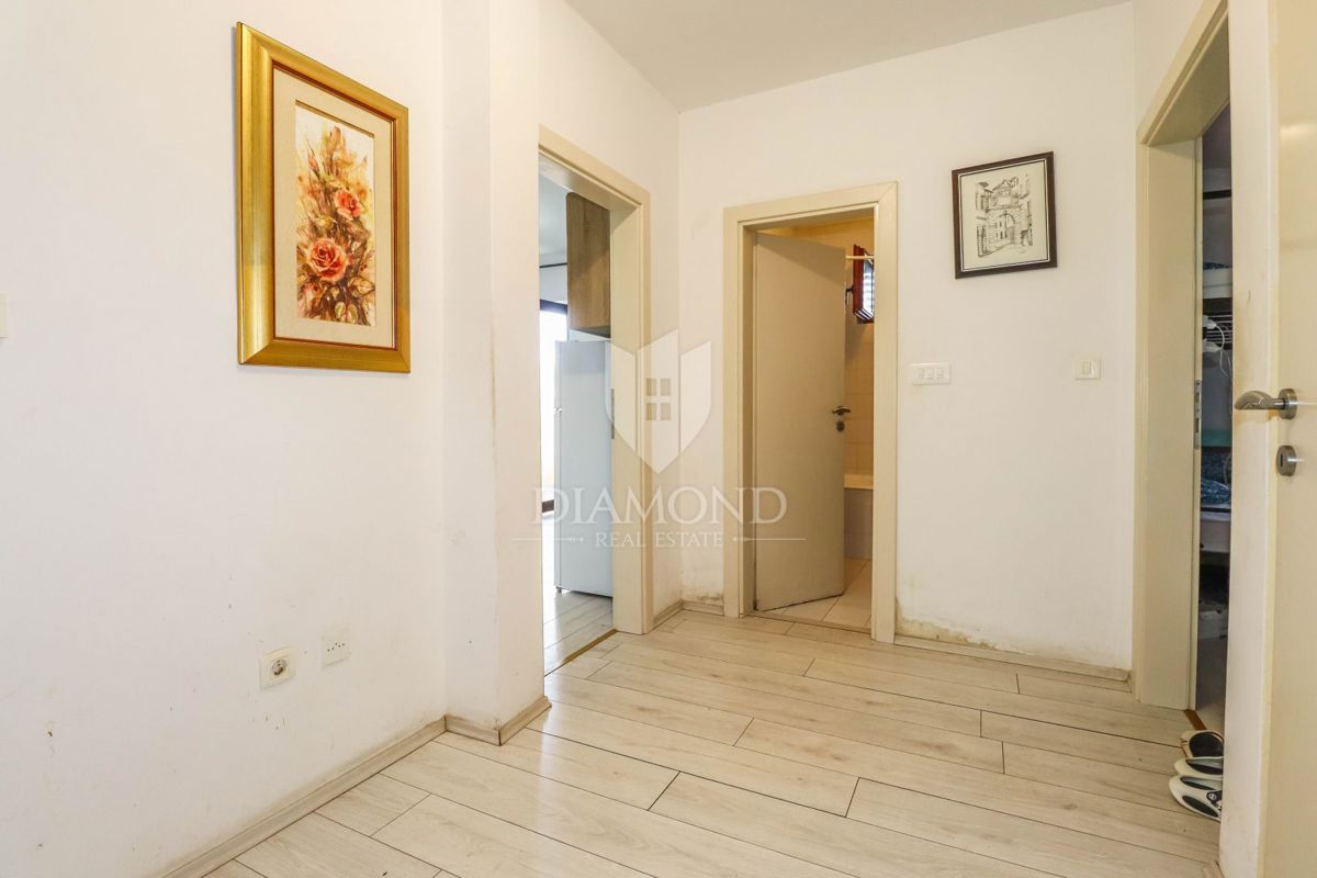 Stanovanje za prenovo in garsonjera v bližini centra Rovinja