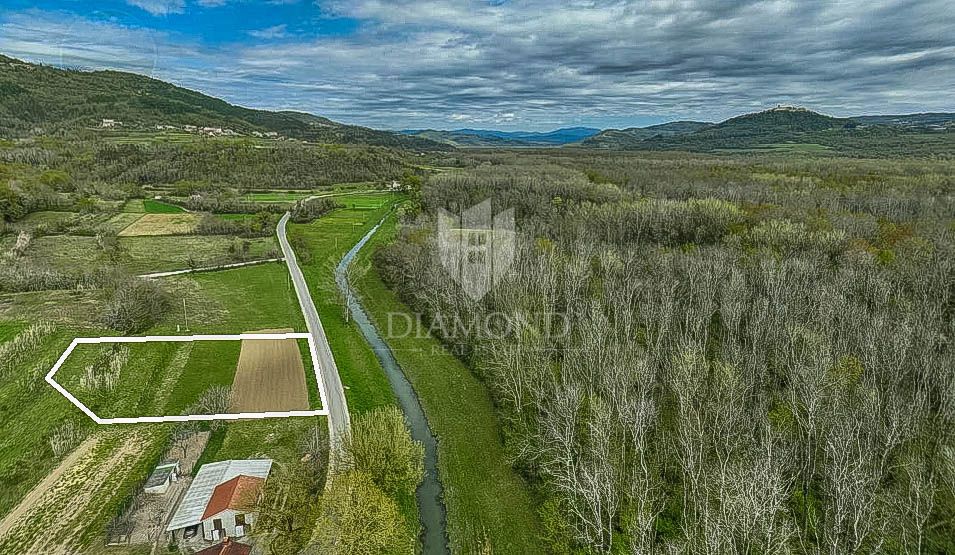 PRILOŽNOST! Motovun, v bližini, čudovito zemljišče 2.277 m2 ob potoku