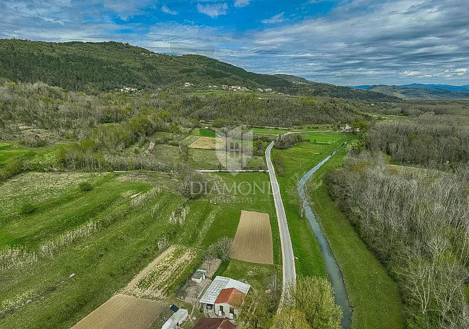 PRILOŽNOST! Motovun, v bližini, čudovito zemljišče 2.277 m2 ob potoku