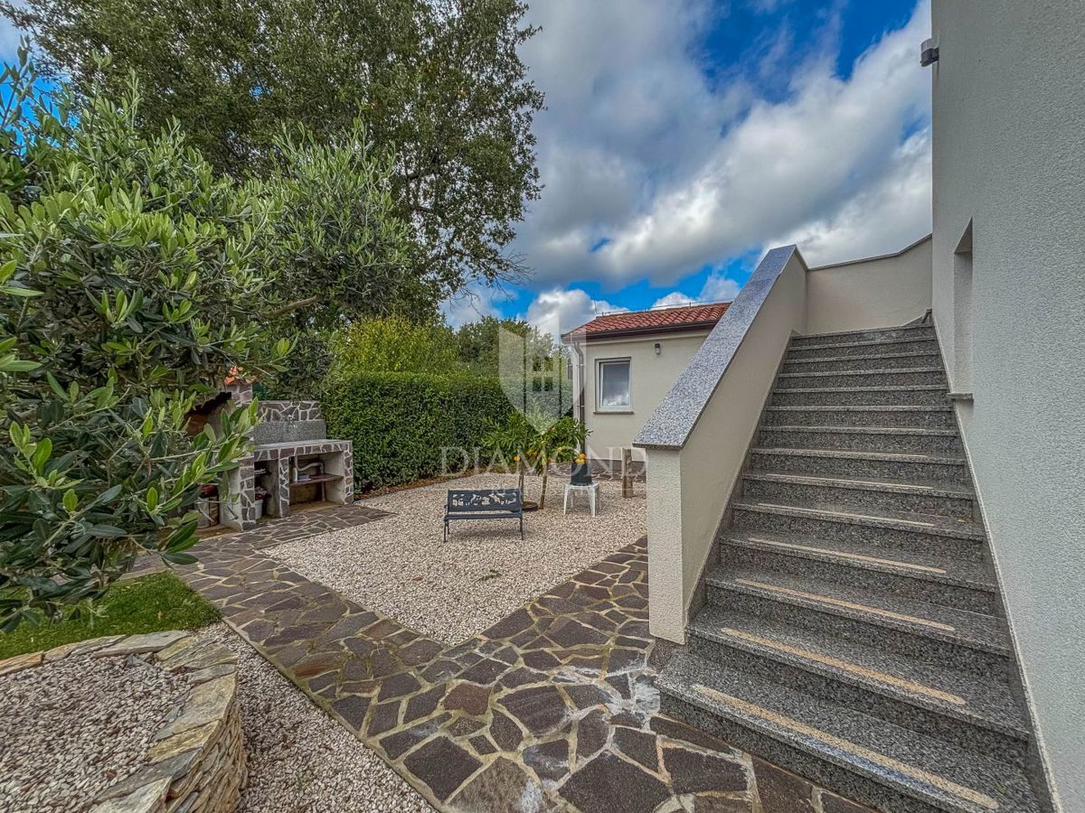 Umag, okolica, moderna hiša z bazenom in 3 ločenimi enotami!