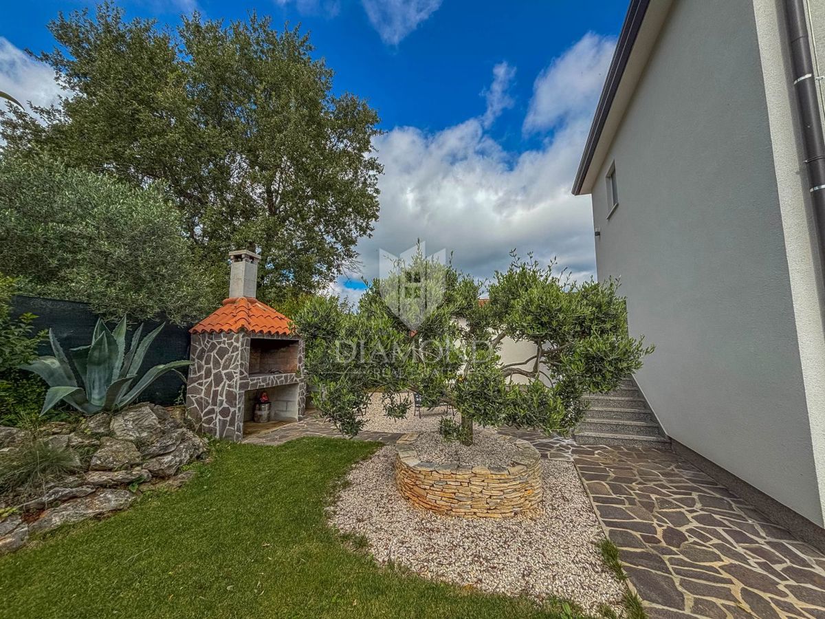 Umag, okolica, moderna hiša z bazenom in 3 ločenimi enotami!