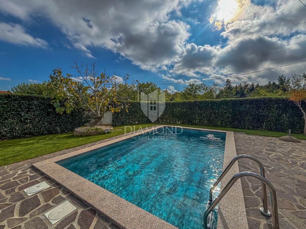 Umag, okolica, moderna hiša z bazenom in 3 ločenimi enotami!