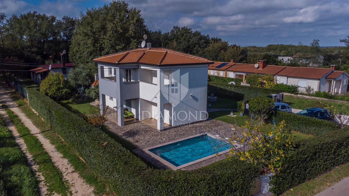 Umag, okolica, moderna hiša z bazenom in 3 ločenimi enotami!