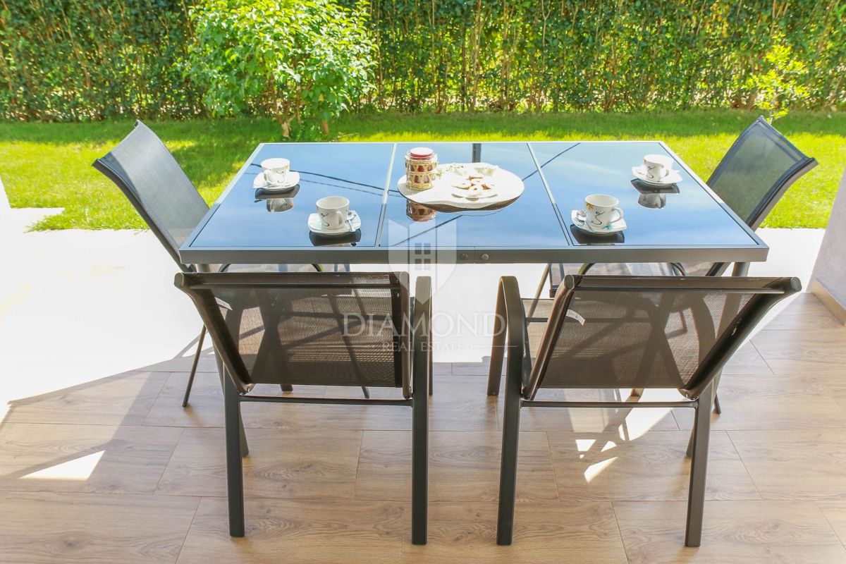 Umag, okolica, moderna hiša z bazenom in 3 ločenimi enotami!