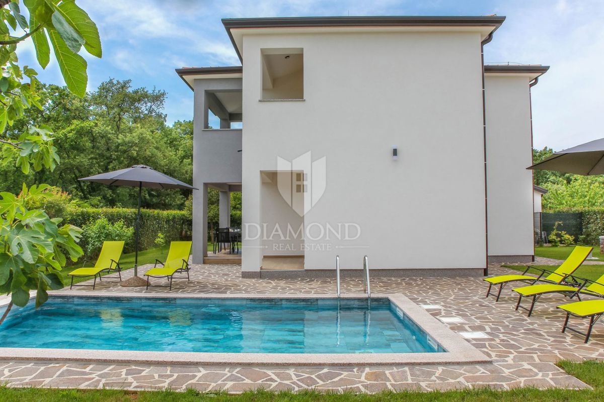 Umag, okolica, moderna hiša z bazenom in 3 ločenimi enotami!