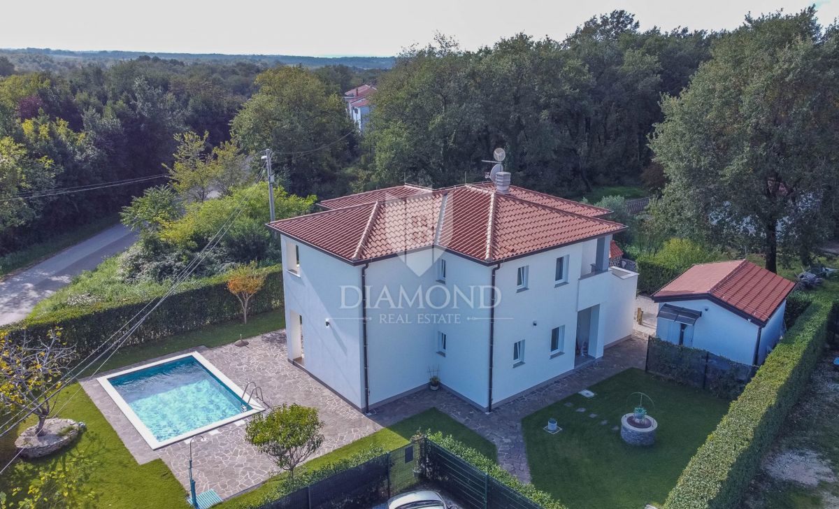 Umag, okolica, moderna hiša z bazenom in 3 ločenimi enotami!