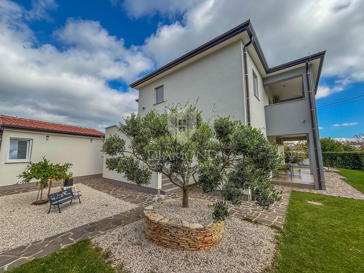 Umag, okolica, moderna hiša z bazenom in 3 ločenimi enotami!