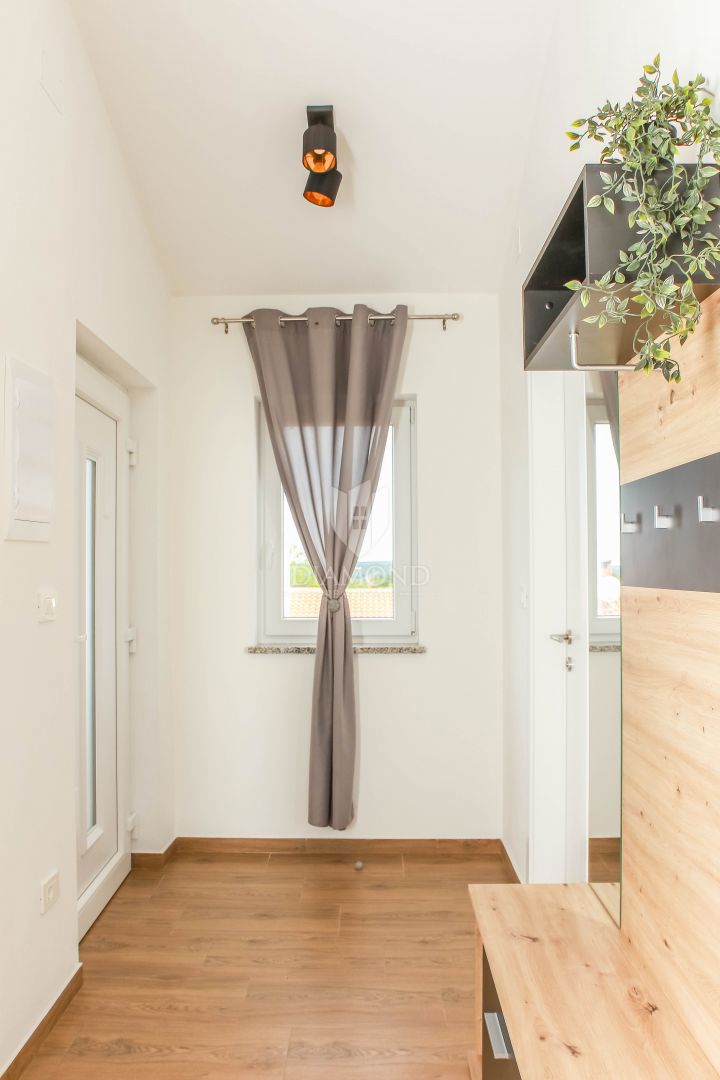 Umag, okolica, moderna hiša z bazenom in 3 ločenimi enotami!