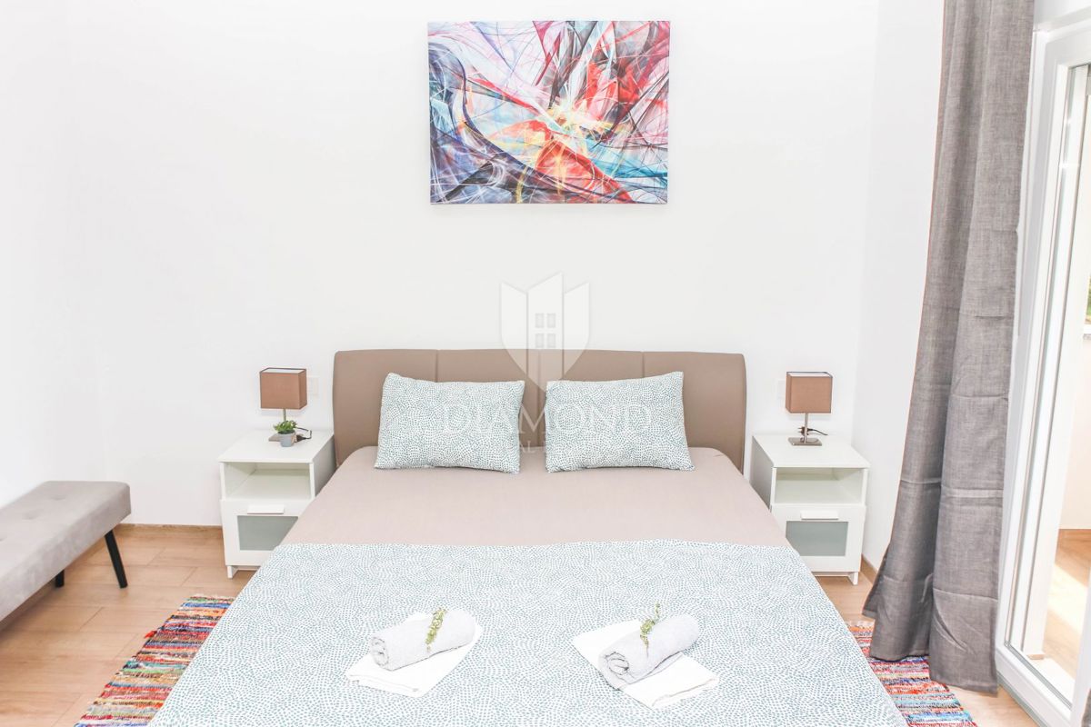 Umag, okolica, moderna hiša z bazenom in 3 ločenimi enotami!