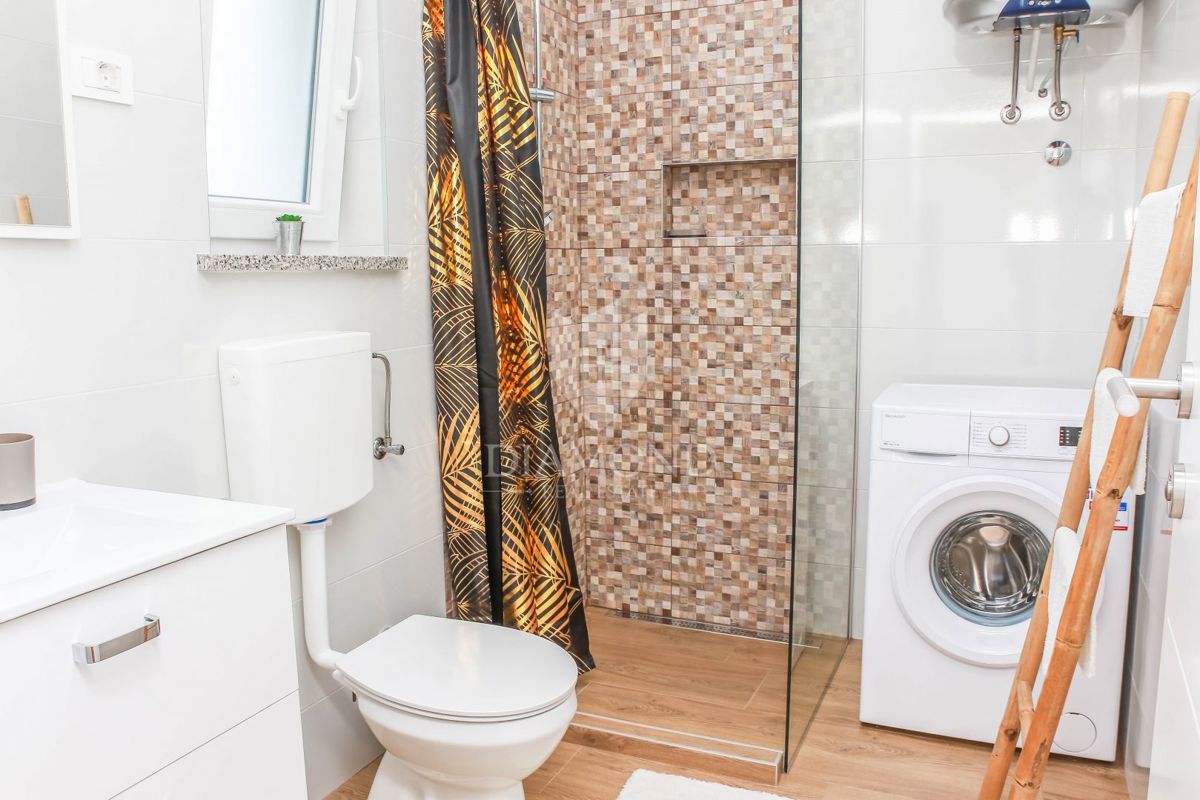 Umag, okolica, moderna hiša z bazenom in 3 ločenimi enotami!