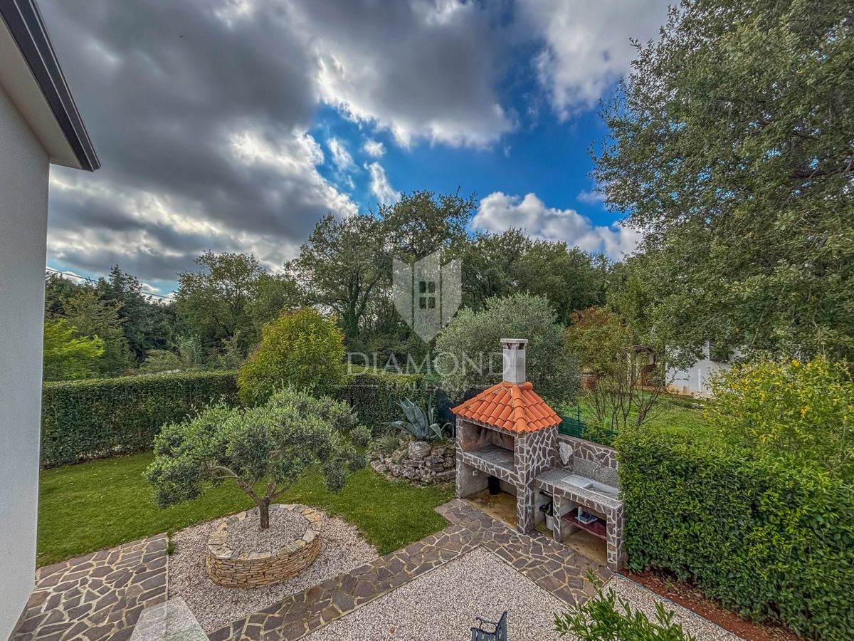 Umag, okolica, moderna hiša z bazenom in 3 ločenimi enotami!