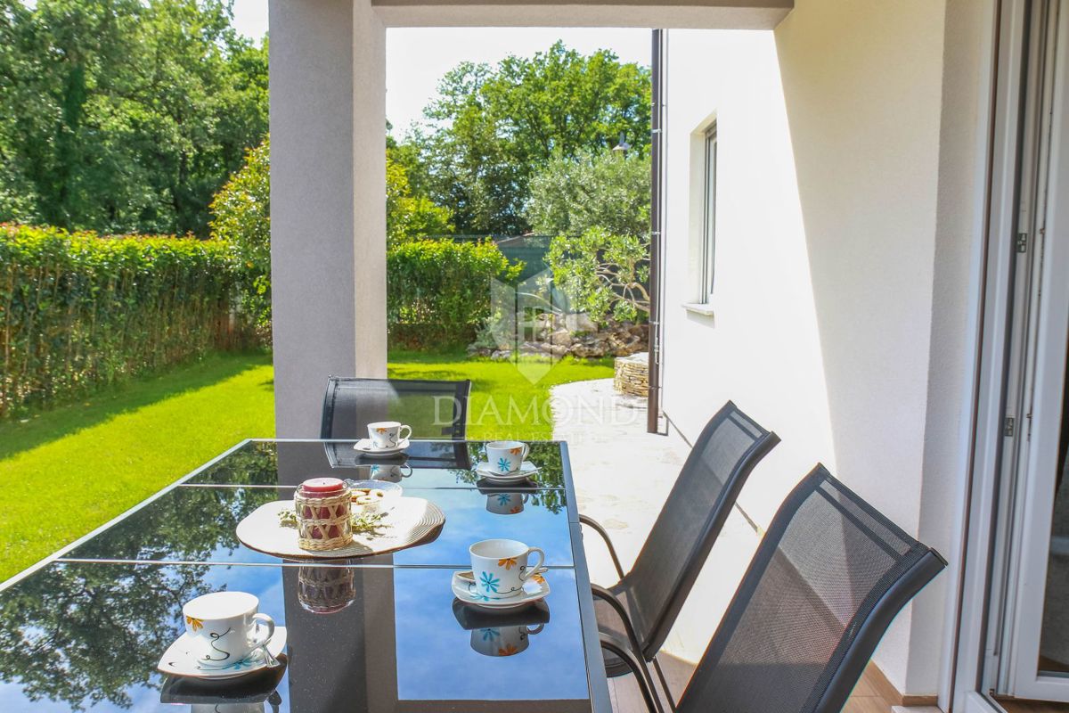 Umag, okolica, moderna hiša z bazenom in 3 ločenimi enotami!