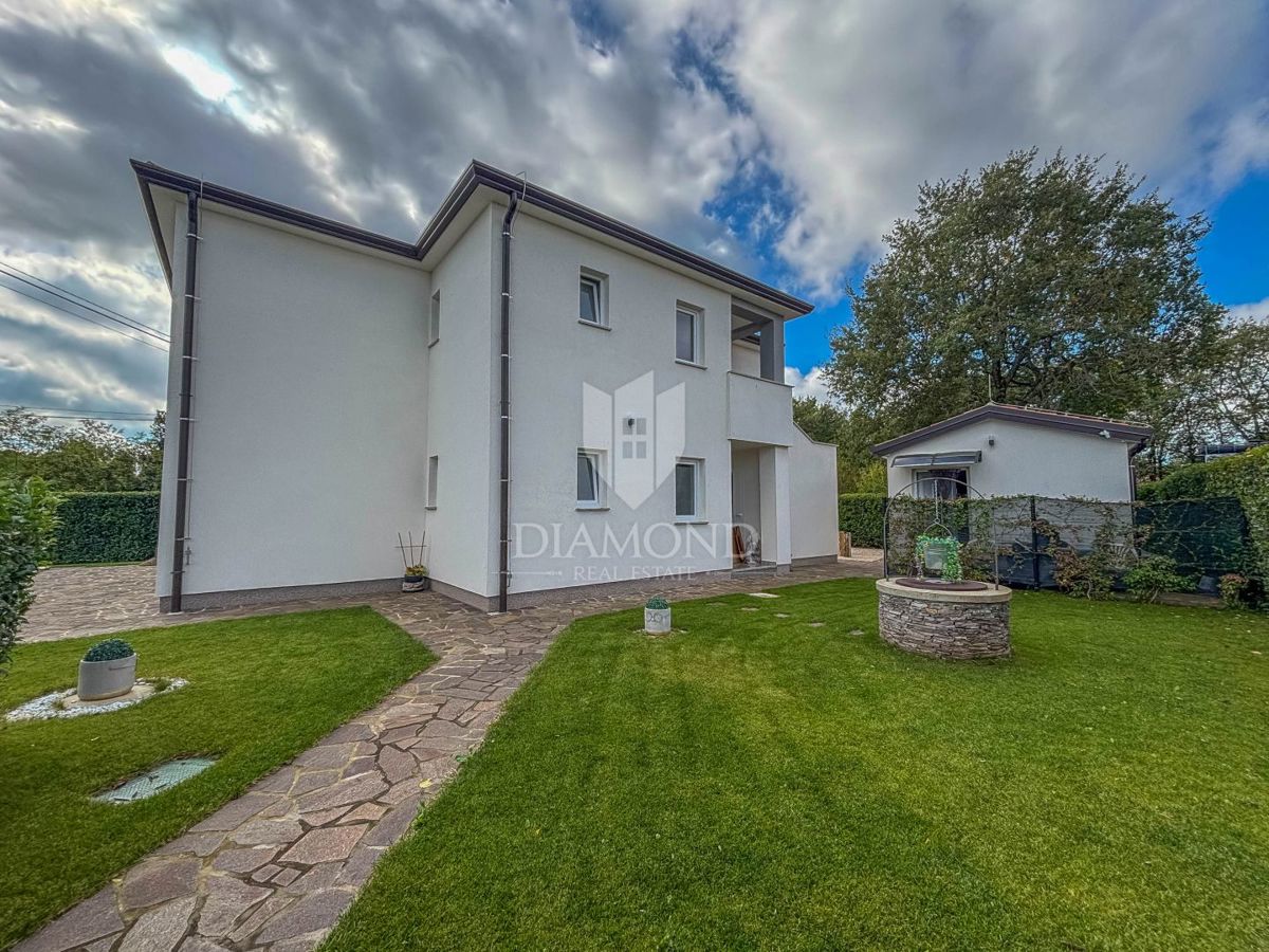 Umag, okolica, moderna hiša z bazenom in 3 ločenimi enotami!