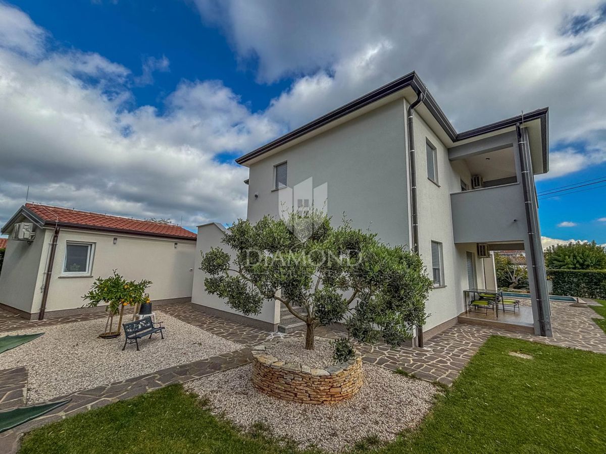 Umag, okolica, moderna hiša z bazenom in 3 ločenimi enotami!