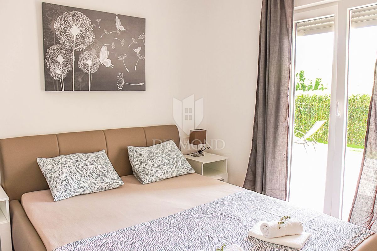 Umag, okolica, moderna hiša z bazenom in 3 ločenimi enotami!