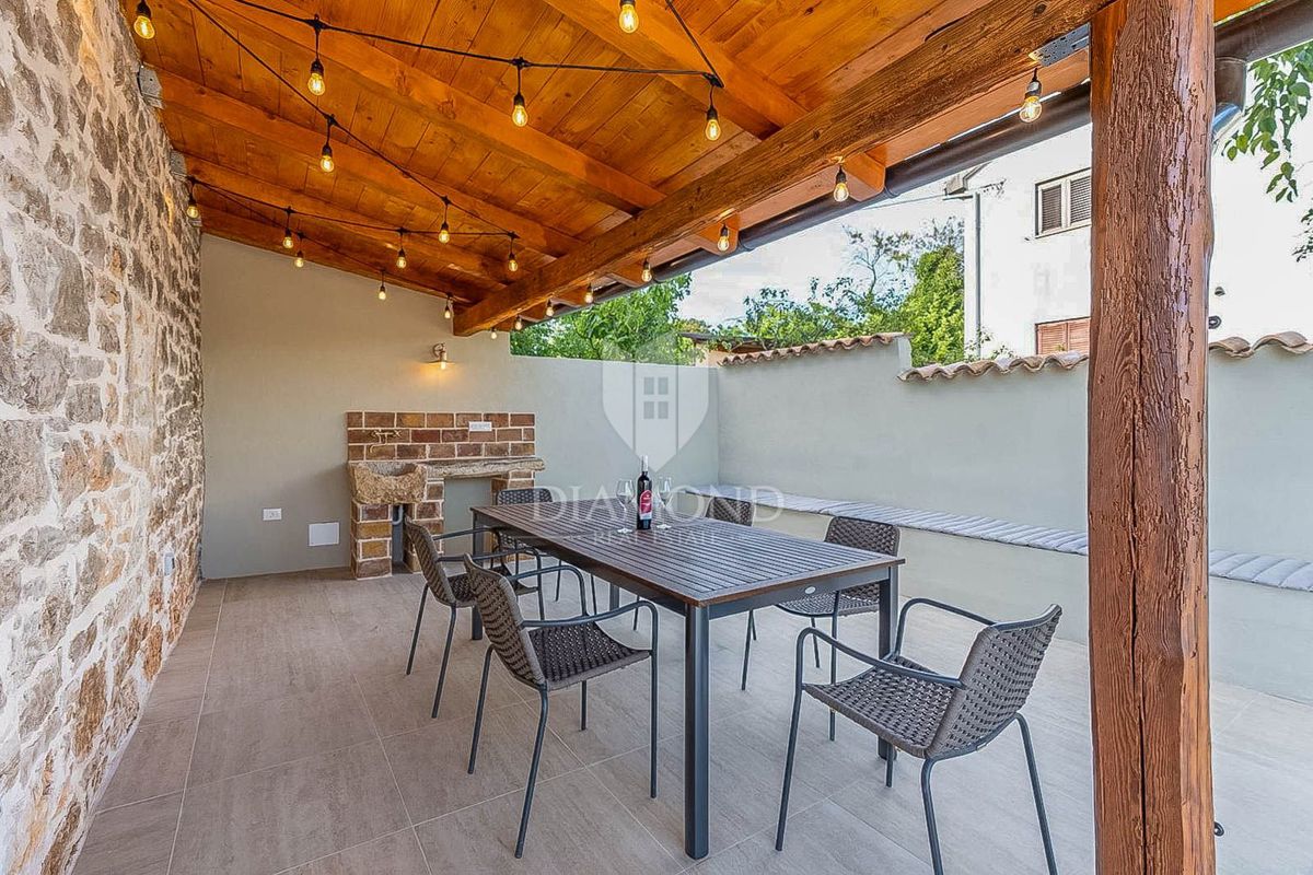 Poreč, okolica, elegantna kamnita hiša z bazenom in sončnim vrtom!