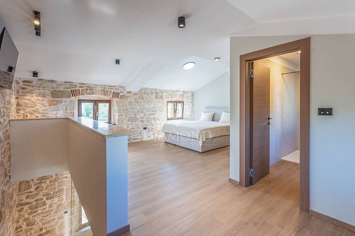 Poreč, okolica, elegantna kamnita hiša z bazenom in sončnim vrtom!