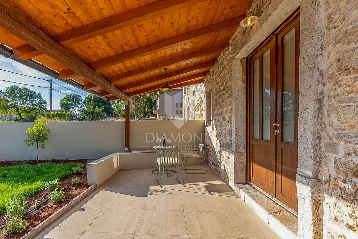 Poreč, okolica, elegantna kamnita hiša z bazenom in sončnim vrtom!