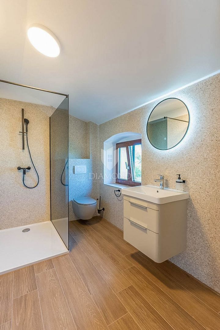 Poreč, okolica, elegantna kamnita hiša z bazenom in sončnim vrtom!