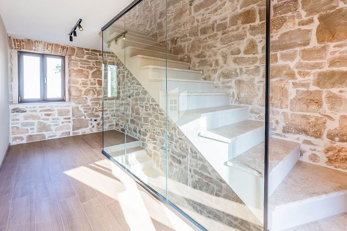 Poreč, okolica, elegantna kamnita hiša z bazenom in sončnim vrtom!