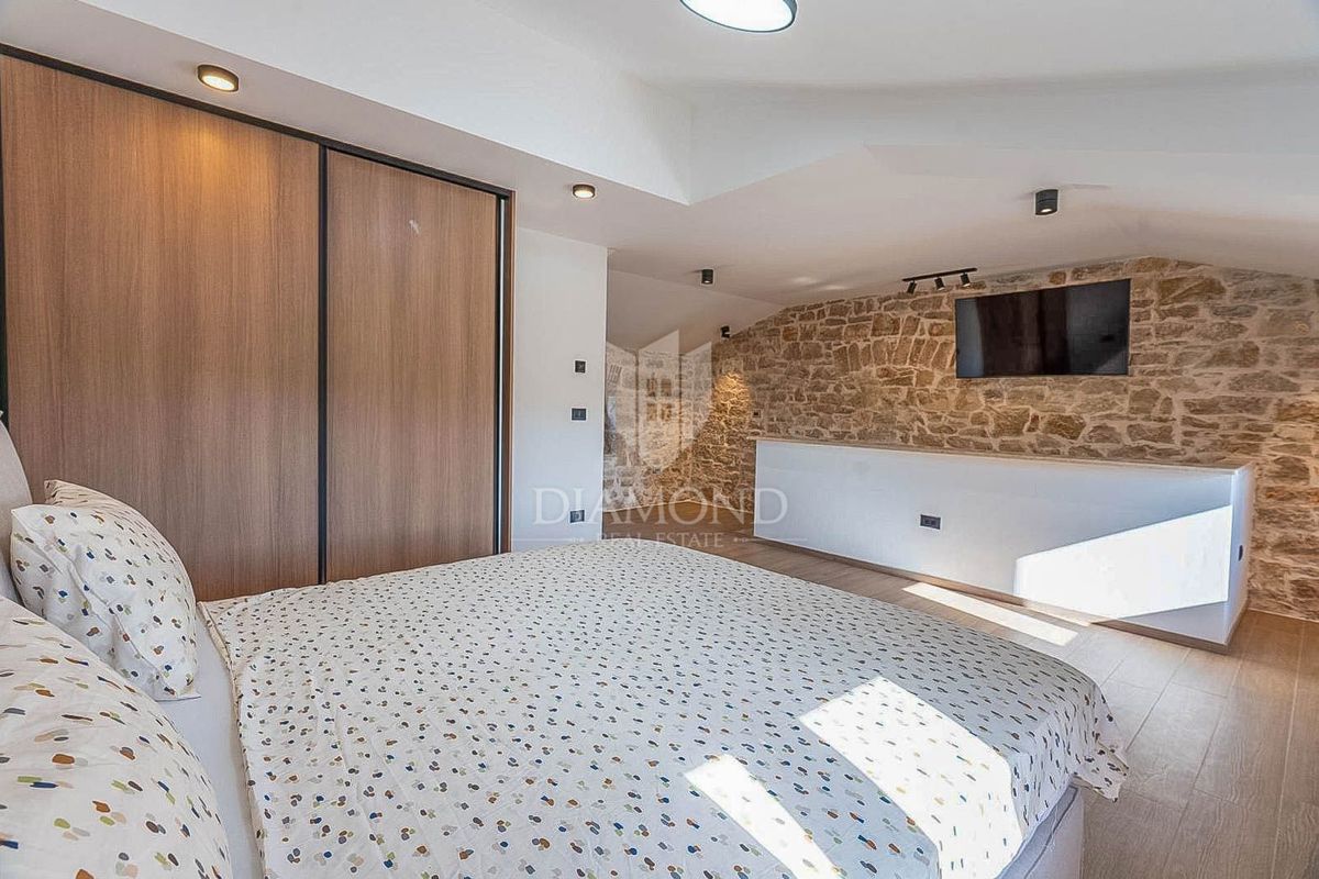 Poreč, okolica, elegantna kamnita hiša z bazenom in sončnim vrtom!