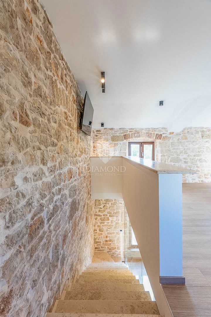 Poreč, okolica, elegantna kamnita hiša z bazenom in sončnim vrtom!