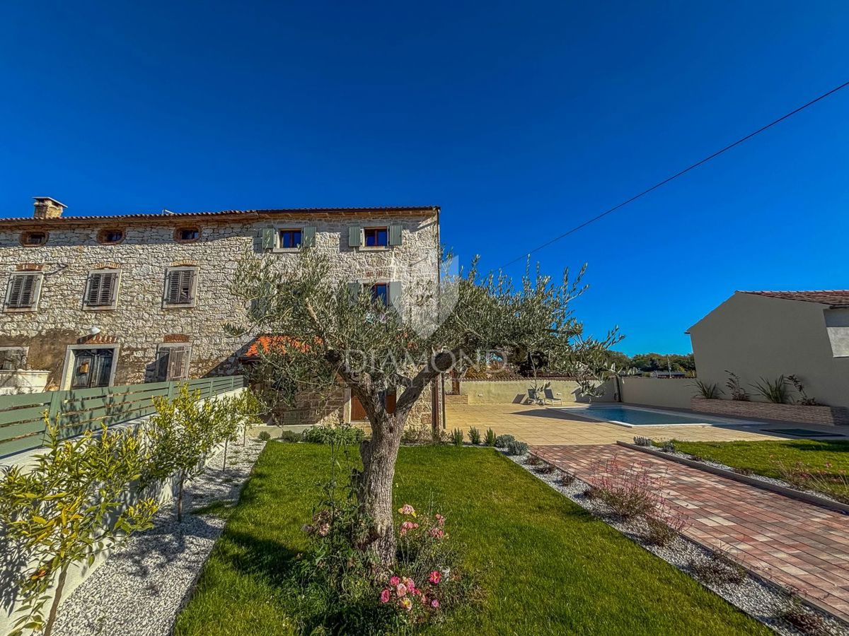 Poreč, okolica, elegantna kamnita hiša z bazenom in sončnim vrtom!