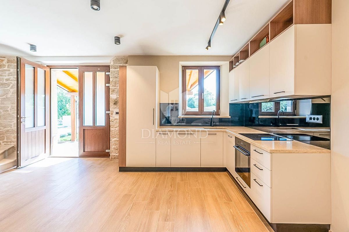 Poreč, okolica, elegantna kamnita hiša z bazenom in sončnim vrtom!