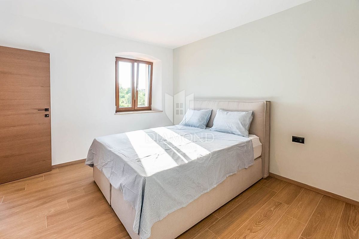 Poreč, okolica, elegantna kamnita hiša z bazenom in sončnim vrtom!