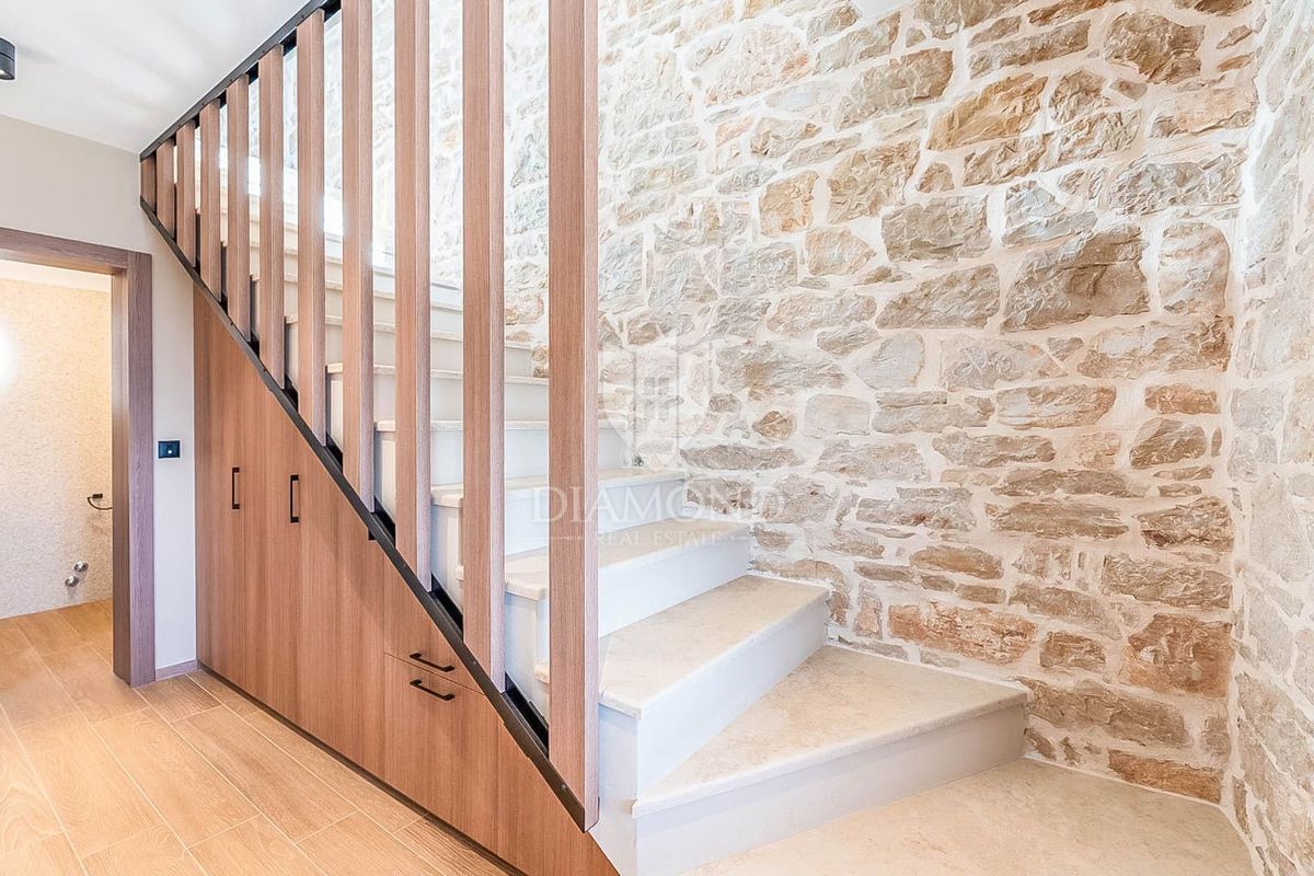 Poreč, okolica, elegantna kamnita hiša z bazenom in sončnim vrtom!