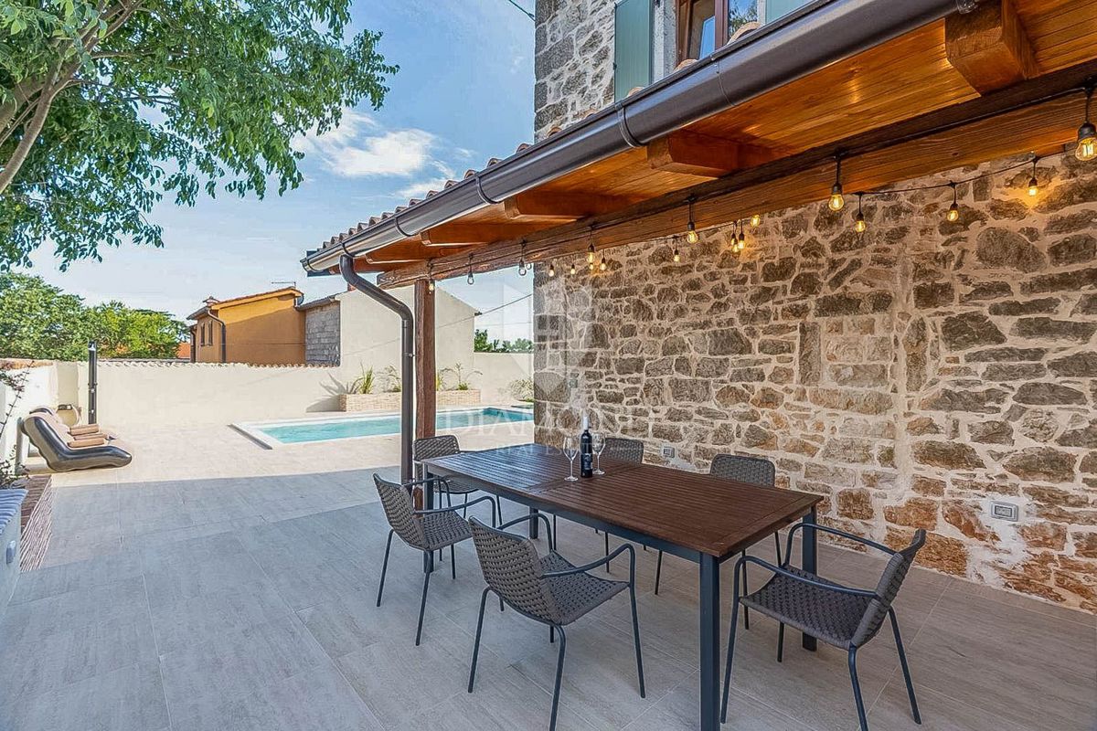Poreč, okolica, elegantna kamnita hiša z bazenom in sončnim vrtom!